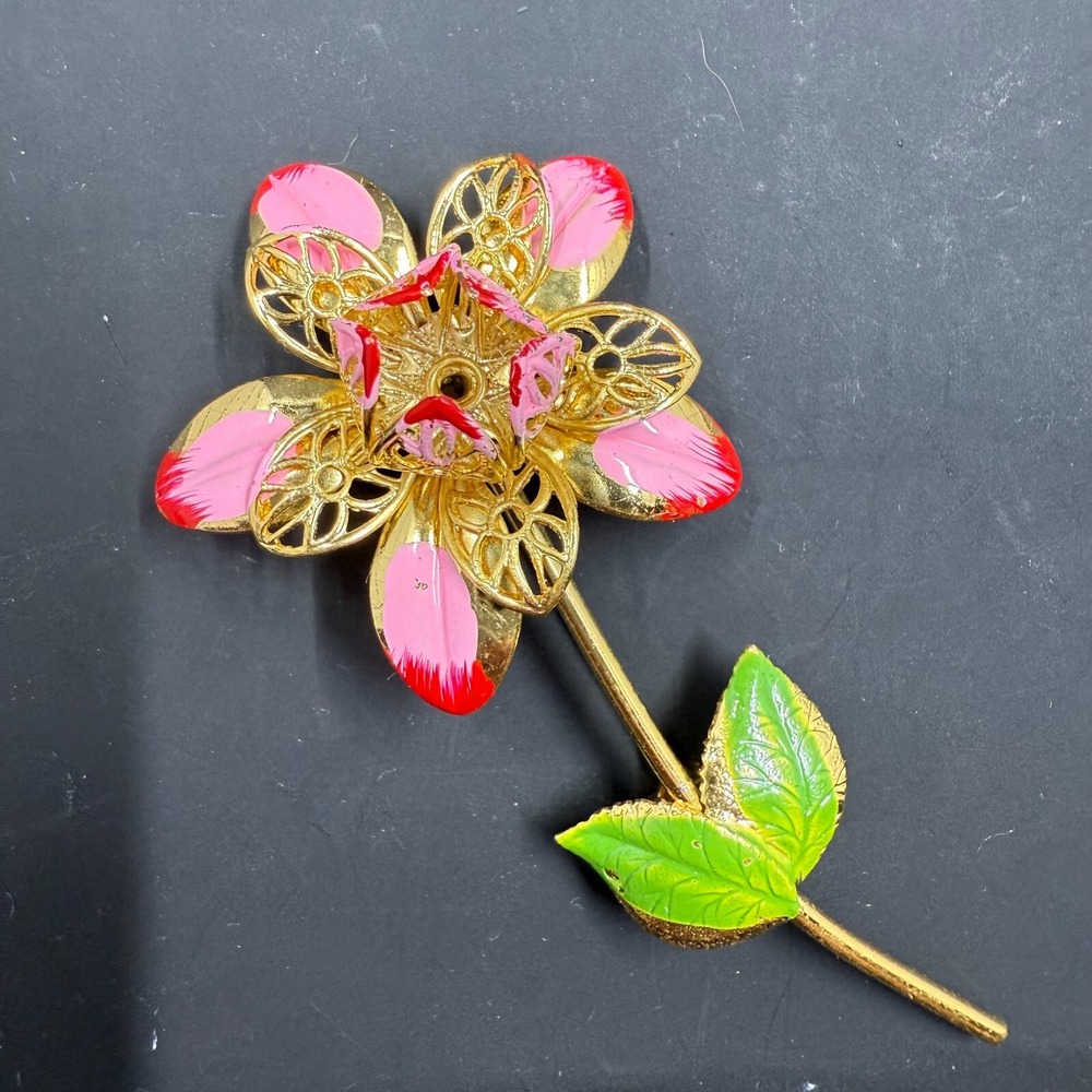 🌸 Vintage Gold-Tone Enamel Pink Flower Brooch w/ Green Leaf‎ & Filigree Petals